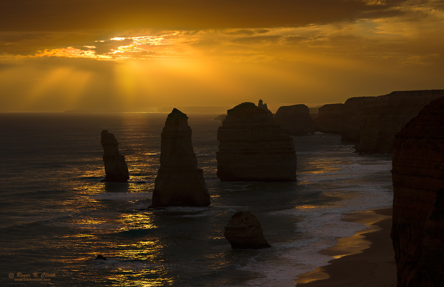image image australia-12-apostles-sunset-92mm-rnclark-04-2025-4C3A9951-4.g-1500s.jpg is Copyrighted by Roger N. Clark, clarkvision.com